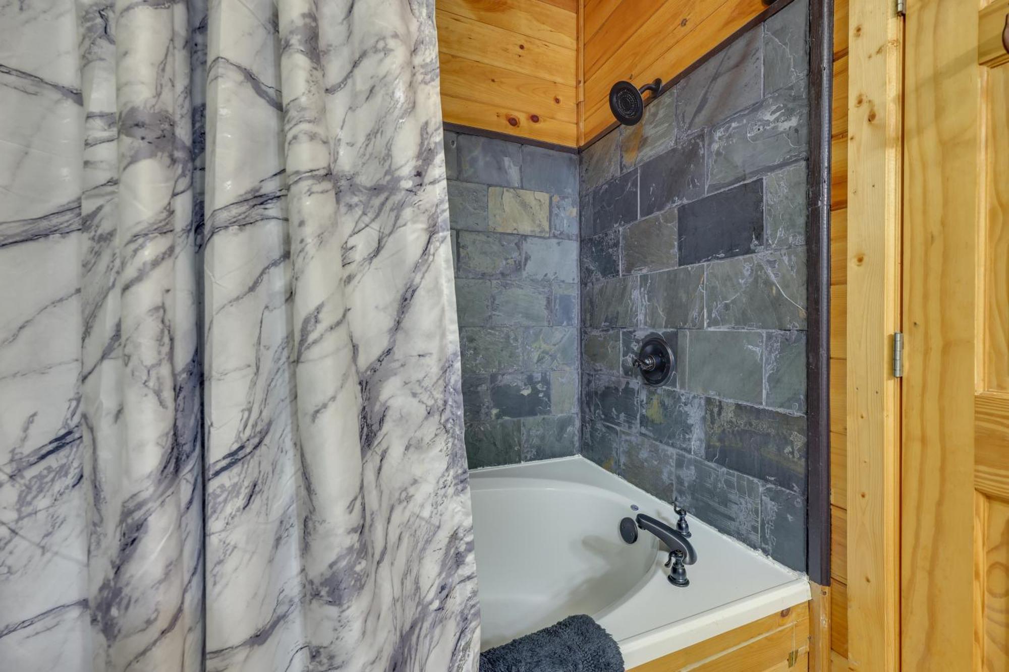 Riverfront Ellijay Cabin With Deck And Pool Access! Exterior foto