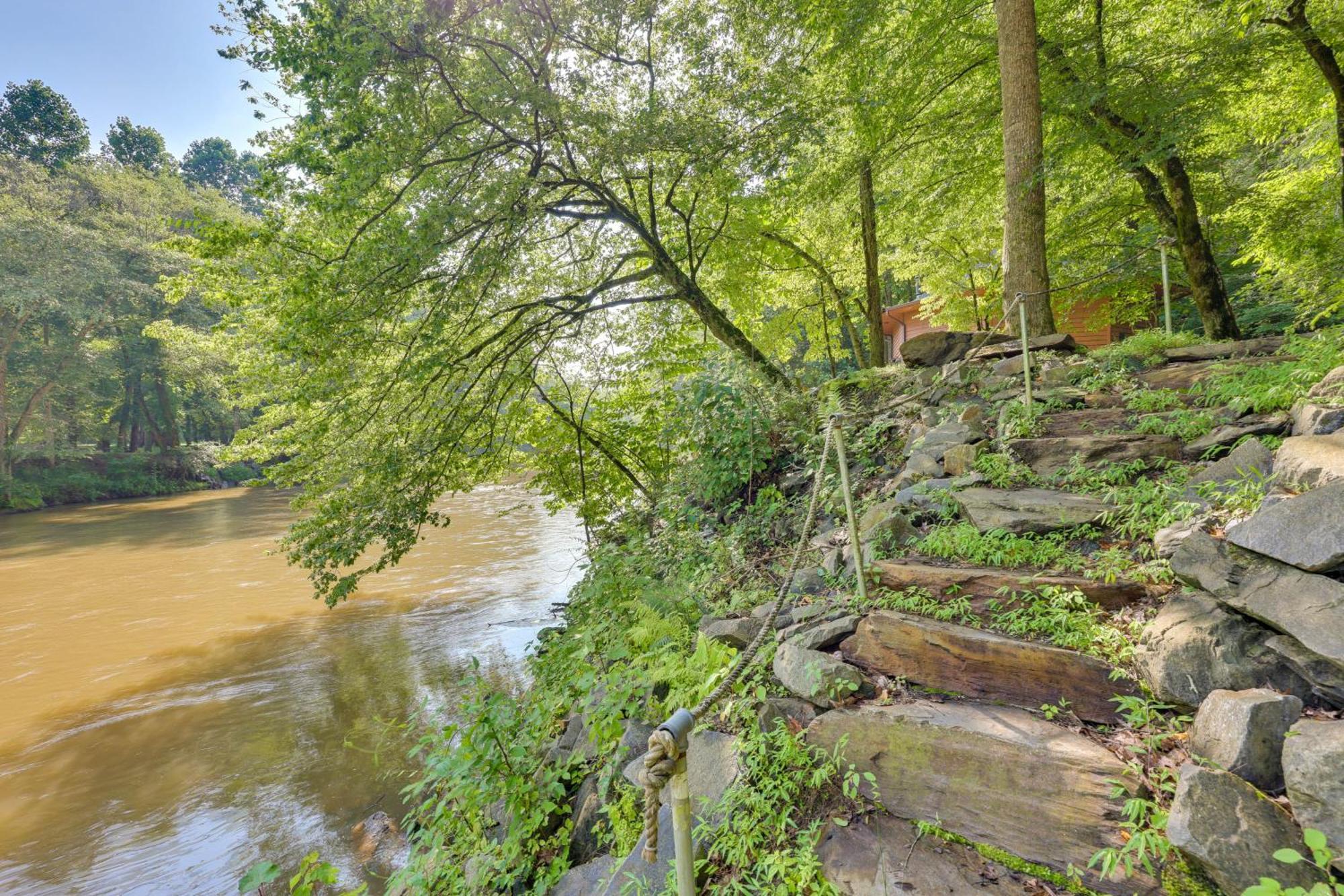 Riverfront Ellijay Cabin With Deck And Pool Access! Exterior foto